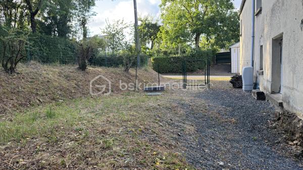 Découvrez cette maison très agréable à vivre, idéalement située dans un cadre verdoyant aux portes de Saint-Lô et de toutes ses commodités.
Entièrement repensée pour votre confort, sa rénovation récente améliore considérablement ses performances énergétiques, un atout majeur et économique au quotidien !

Au rez-de-chaussée : Un séjour/salon lumineux, idéal pour vos moments de détente.

Une cuisine fonctionnelle, qui n'attend plus que d'être équipée et aménagée selon vos goûts.

Un espace buanderie agencé avec WC et chauffe-eau thermodynamique.

À l'étage : L'espace nuit comprend deux belles chambres, un bureau (qui peut être une troisième petite chambre) et une salle d'eau moderne avec douche et WC.

Bénéficez d'un garage privatif et deux petites dépendances situées dans la cour, parfaites pour le stockage ou le bricolage.

Une maison saine, économe et prête à accueillir vos projets.
Cette maison est vendue vide et j'ai réalisé un aménagement avec l'ia pour vous aider à vous projetter !
À visiter sans tarder !