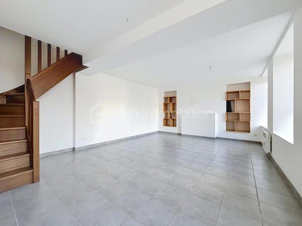 Découvrez cette maison très agréable à vivre, idéalement située dans un cadre verdoyant aux portes de Saint-Lô et de toutes ses commodités.
Entièrement repensée pour votre confort, sa rénovation récente améliore considérablement ses performances énergétiques, un atout majeur et économique au quotidien !

Au rez-de-chaussée : Un séjour/salon lumineux, idéal pour vos moments de détente.

Une cuisine fonctionnelle, qui n'attend plus que d'être équipée et aménagée selon vos goûts.

Un espace buanderie agencé avec WC et chauffe-eau thermodynamique.

À l'étage : L'espace nuit comprend deux belles chambres, un bureau (qui peut être une troisième petite chambre) et une salle d'eau moderne avec douche et WC.

Bénéficez d'un garage privatif et deux petites dépendances situées dans la cour, parfaites pour le stockage ou le bricolage.

Une maison saine, économe et prête à accueillir vos projets.
Cette maison est vendue vide et j'ai réalisé un aménagement avec l'ia pour vous aider à vous projetter !
À visiter sans tarder !