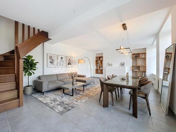 Découvrez cette maison très agréable à vivre, idéalement située dans un cadre verdoyant aux portes de Saint-Lô et de toutes ses commodités.
Entièrement repensée pour votre confort, sa rénovation récente améliore considérablement ses performances énergétiques, un atout majeur et économique au quotidien !

Au rez-de-chaussée : Un séjour/salon lumineux, idéal pour vos moments de détente.

Une cuisine fonctionnelle, qui n'attend plus que d'être équipée et aménagée selon vos goûts.

Un espace buanderie agencé avec WC et chauffe-eau thermodynamique.

À l'étage : L'espace nuit comprend deux belles chambres, un bureau (qui peut être une troisième petite chambre) et une salle d'eau moderne avec douche et WC.

Bénéficez d'un garage privatif et deux petites dépendances situées dans la cour, parfaites pour le stockage ou le bricolage.

Une maison saine, économe et prête à accueillir vos projets.
Cette maison est vendue vide et j'ai réalisé un aménagement avec l'ia pour vous aider à vous projetter !
À visiter sans tarder !