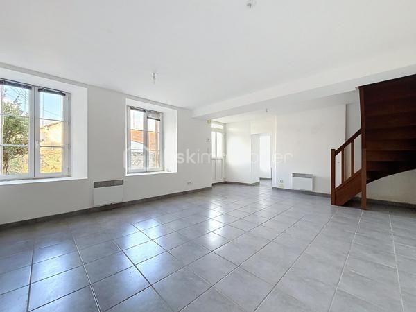 Découvrez cette maison très agréable à vivre, idéalement située dans un cadre verdoyant aux portes de Saint-Lô et de toutes ses commodités.
Entièrement repensée pour votre confort, sa rénovation récente améliore considérablement ses performances énergétiques, un atout majeur et économique au quotidien !

Au rez-de-chaussée : Un séjour/salon lumineux, idéal pour vos moments de détente.

Une cuisine fonctionnelle, qui n'attend plus que d'être équipée et aménagée selon vos goûts.

Un espace buanderie agencé avec WC et chauffe-eau thermodynamique.

À l'étage : L'espace nuit comprend deux belles chambres, un bureau (qui peut être une troisième petite chambre) et une salle d'eau moderne avec douche et WC.

Bénéficez d'un garage privatif et deux petites dépendances situées dans la cour, parfaites pour le stockage ou le bricolage.

Une maison saine, économe et prête à accueillir vos projets.
Cette maison est vendue vide et j'ai réalisé un aménagement avec l'ia pour vous aider à vous projetter !
À visiter sans tarder !