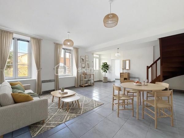 Découvrez cette maison très agréable à vivre, idéalement située dans un cadre verdoyant aux portes de Saint-Lô et de toutes ses commodités.
Entièrement repensée pour votre confort, sa rénovation récente améliore considérablement ses performances énergétiques, un atout majeur et économique au quotidien !

Au rez-de-chaussée : Un séjour/salon lumineux, idéal pour vos moments de détente.

Une cuisine fonctionnelle, qui n'attend plus que d'être équipée et aménagée selon vos goûts.

Un espace buanderie agencé avec WC et chauffe-eau thermodynamique.

À l'étage : L'espace nuit comprend deux belles chambres, un bureau (qui peut être une troisième petite chambre) et une salle d'eau moderne avec douche et WC.

Bénéficez d'un garage privatif et deux petites dépendances situées dans la cour, parfaites pour le stockage ou le bricolage.

Une maison saine, économe et prête à accueillir vos projets.
Cette maison est vendue vide et j'ai réalisé un aménagement avec l'ia pour vous aider à vous projetter !
À visiter sans tarder !