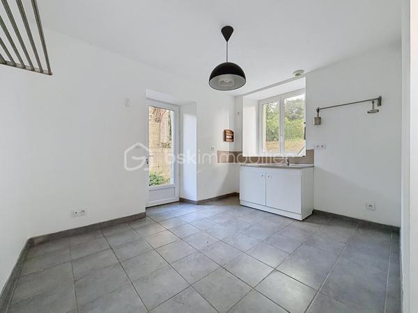 Découvrez cette maison très agréable à vivre, idéalement située dans un cadre verdoyant aux portes de Saint-Lô et de toutes ses commodités.
Entièrement repensée pour votre confort, sa rénovation récente améliore considérablement ses performances énergétiques, un atout majeur et économique au quotidien !

Au rez-de-chaussée : Un séjour/salon lumineux, idéal pour vos moments de détente.

Une cuisine fonctionnelle, qui n'attend plus que d'être équipée et aménagée selon vos goûts.

Un espace buanderie agencé avec WC et chauffe-eau thermodynamique.

À l'étage : L'espace nuit comprend deux belles chambres, un bureau (qui peut être une troisième petite chambre) et une salle d'eau moderne avec douche et WC.

Bénéficez d'un garage privatif et deux petites dépendances situées dans la cour, parfaites pour le stockage ou le bricolage.

Une maison saine, économe et prête à accueillir vos projets.
Cette maison est vendue vide et j'ai réalisé un aménagement avec l'ia pour vous aider à vous projetter !
À visiter sans tarder !