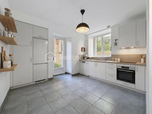 Découvrez cette maison très agréable à vivre, idéalement située dans un cadre verdoyant aux portes de Saint-Lô et de toutes ses commodités.
Entièrement repensée pour votre confort, sa rénovation récente améliore considérablement ses performances énergétiques, un atout majeur et économique au quotidien !

Au rez-de-chaussée : Un séjour/salon lumineux, idéal pour vos moments de détente.

Une cuisine fonctionnelle, qui n'attend plus que d'être équipée et aménagée selon vos goûts.

Un espace buanderie agencé avec WC et chauffe-eau thermodynamique.

À l'étage : L'espace nuit comprend deux belles chambres, un bureau (qui peut être une troisième petite chambre) et une salle d'eau moderne avec douche et WC.

Bénéficez d'un garage privatif et deux petites dépendances situées dans la cour, parfaites pour le stockage ou le bricolage.

Une maison saine, économe et prête à accueillir vos projets.
Cette maison est vendue vide et j'ai réalisé un aménagement avec l'ia pour vous aider à vous projetter !
À visiter sans tarder !