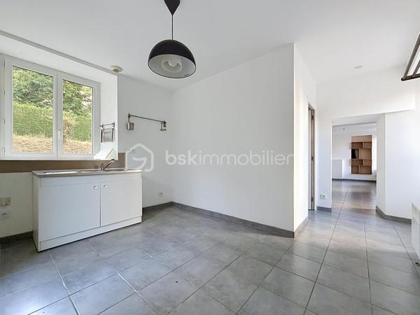 Découvrez cette maison très agréable à vivre, idéalement située dans un cadre verdoyant aux portes de Saint-Lô et de toutes ses commodités.
Entièrement repensée pour votre confort, sa rénovation récente améliore considérablement ses performances énergétiques, un atout majeur et économique au quotidien !

Au rez-de-chaussée : Un séjour/salon lumineux, idéal pour vos moments de détente.

Une cuisine fonctionnelle, qui n'attend plus que d'être équipée et aménagée selon vos goûts.

Un espace buanderie agencé avec WC et chauffe-eau thermodynamique.

À l'étage : L'espace nuit comprend deux belles chambres, un bureau (qui peut être une troisième petite chambre) et une salle d'eau moderne avec douche et WC.

Bénéficez d'un garage privatif et deux petites dépendances situées dans la cour, parfaites pour le stockage ou le bricolage.

Une maison saine, économe et prête à accueillir vos projets.
Cette maison est vendue vide et j'ai réalisé un aménagement avec l'ia pour vous aider à vous projetter !
À visiter sans tarder !