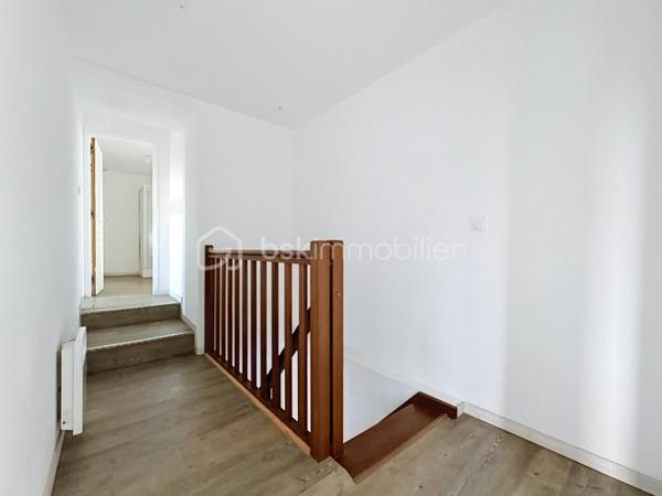 Découvrez cette maison très agréable à vivre, idéalement située dans un cadre verdoyant aux portes de Saint-Lô et de toutes ses commodités.
Entièrement repensée pour votre confort, sa rénovation récente améliore considérablement ses performances énergétiques, un atout majeur et économique au quotidien !

Au rez-de-chaussée : Un séjour/salon lumineux, idéal pour vos moments de détente.

Une cuisine fonctionnelle, qui n'attend plus que d'être équipée et aménagée selon vos goûts.

Un espace buanderie agencé avec WC et chauffe-eau thermodynamique.

À l'étage : L'espace nuit comprend deux belles chambres, un bureau (qui peut être une troisième petite chambre) et une salle d'eau moderne avec douche et WC.

Bénéficez d'un garage privatif et deux petites dépendances situées dans la cour, parfaites pour le stockage ou le bricolage.

Une maison saine, économe et prête à accueillir vos projets.
Cette maison est vendue vide et j'ai réalisé un aménagement avec l'ia pour vous aider à vous projetter !
À visiter sans tarder !
