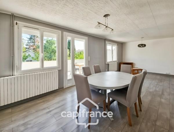Maison avec 3 chambres, garage et jardin, proches commerces et écoles
