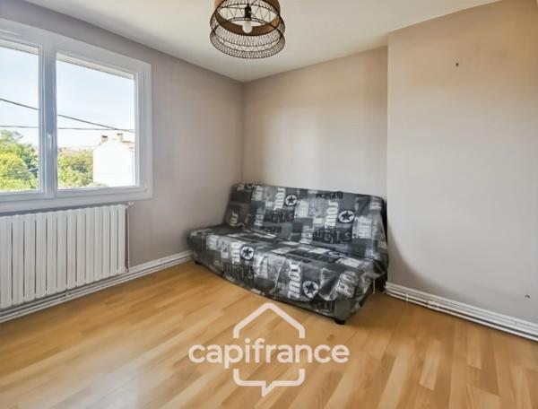 Maison avec 3 chambres, garage et jardin, proches commerces et écoles
