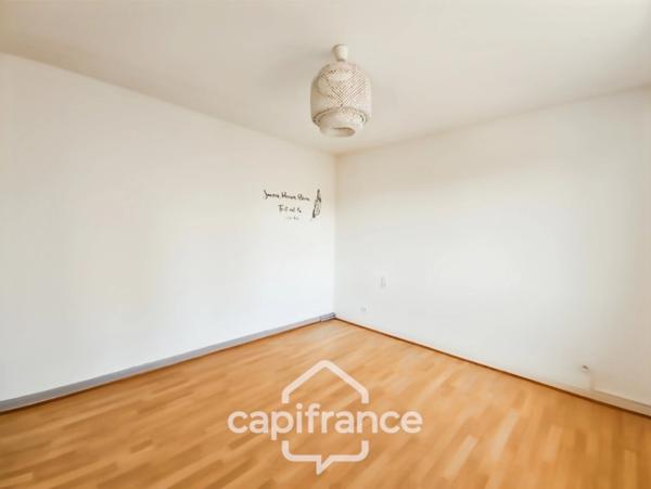 Maison avec 3 chambres, garage et jardin, proches commerces et écoles