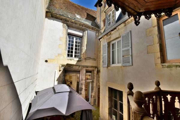 Propriété (inscrit MH)à vendre NEVERS (58) La prestigieuse Maison du Prieur au coeur historique de NEVERS à réabiliter.