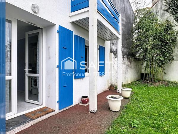 Tongs, Serviettes de plage et parasols nécessaires plage à 20 mètres