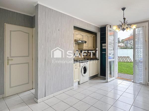 Tongs, Serviettes de plage et parasols nécessaires plage à 20 mètres