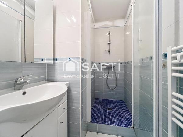 Tongs, Serviettes de plage et parasols nécessaires plage à 20 mètres