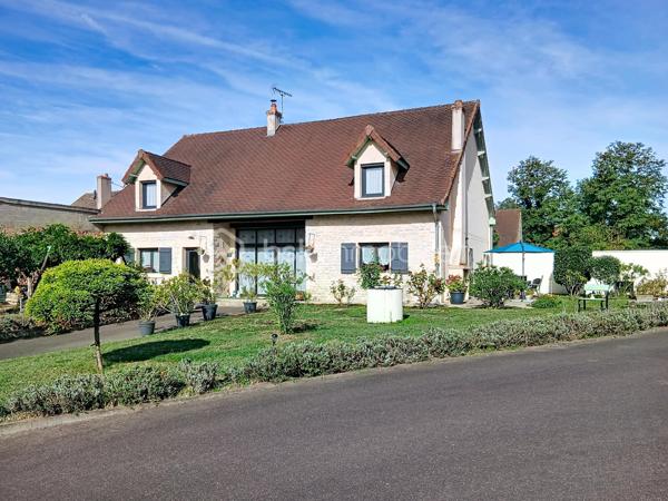 À quelques kilomètres de Seurre, sur la commune de Charnay-lès-Chalon, découvrez cette ancienne grange entièrement rénovée, située dans un environnement calme et agréable.

Derrière son caractère authentique, la propriété révèle des espaces généreux et une rénovation pensée pour conjuguer le charme de l’ancien et le confort contemporain.

La pièce de vie de 70 m² constitue le cœur de la maison. Baignée de lumière grâce à une grande baie vitrée, elle accueille une cuisine ouverte, aménagée et équipée, idéale pour partager des moments conviviaux en famille ou entre amis.

La maison dispose de quatre grandes chambres, de 16 à 24 m², dont une située au rez-de-chaussée, d’une salle de douche de 10 m², d’une buanderie, de deux WC indépendants, d’une grande mezzanine surplombant le séjour et d’un bureau, offrant un espace idéal pour le télétravail.

Confort et équipements:
- Les menuiseries sont en double vitrage avec volets roulants.
- Une isolation performante.
- Le chauffage est assuré par un poêle de masse fonctionnant aux granulés ou au bois.
- La propriété est raccordée au tout-à-l’égout et dispose de la fibre optique.

Aucun travaux n’est à prévoir : la maison est prête à accueillir ses futurs propriétaires.

À l’extérieur, vous profiterez d’un terrain entretenu de 775 m², avec un portail motorisé alimenté par énergie solaire.
Un garage de 49 m² complète la propriété et vous offrira un bel espace pour stationner un véhicule, bricoler ou stocker du matériel.

Cette propriété vous permettra de profiter immédiatement d’un cadre de vie confortable et harmonieux, dans un secteur calme, tout en restant à proximité des commodités.
Pour de plus amples renseignements, n'hésitez pas à me contacter.