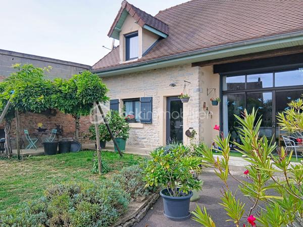 À quelques kilomètres de Seurre, sur la commune de Charnay-lès-Chalon, découvrez cette ancienne grange entièrement rénovée, située dans un environnement calme et agréable.

Derrière son caractère authentique, la propriété révèle des espaces généreux et une rénovation pensée pour conjuguer le charme de l’ancien et le confort contemporain.

La pièce de vie de 70 m² constitue le cœur de la maison. Baignée de lumière grâce à une grande baie vitrée, elle accueille une cuisine ouverte, aménagée et équipée, idéale pour partager des moments conviviaux en famille ou entre amis.

La maison dispose de quatre grandes chambres, de 16 à 24 m², dont une située au rez-de-chaussée, d’une salle de douche de 10 m², d’une buanderie, de deux WC indépendants, d’une grande mezzanine surplombant le séjour et d’un bureau, offrant un espace idéal pour le télétravail.

Confort et équipements:
- Les menuiseries sont en double vitrage avec volets roulants.
- Une isolation performante.
- Le chauffage est assuré par un poêle de masse fonctionnant aux granulés ou au bois.
- La propriété est raccordée au tout-à-l’égout et dispose de la fibre optique.

Aucun travaux n’est à prévoir : la maison est prête à accueillir ses futurs propriétaires.

À l’extérieur, vous profiterez d’un terrain entretenu de 775 m², avec un portail motorisé alimenté par énergie solaire.
Un garage de 49 m² complète la propriété et vous offrira un bel espace pour stationner un véhicule, bricoler ou stocker du matériel.

Cette propriété vous permettra de profiter immédiatement d’un cadre de vie confortable et harmonieux, dans un secteur calme, tout en restant à proximité des commodités.
Pour de plus amples renseignements, n'hésitez pas à me contacter.