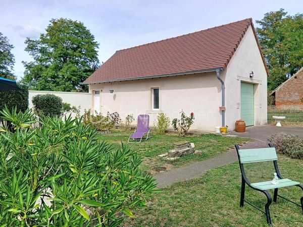 À quelques kilomètres de Seurre, sur la commune de Charnay-lès-Chalon, découvrez cette ancienne grange entièrement rénovée, située dans un environnement calme et agréable.

Derrière son caractère authentique, la propriété révèle des espaces généreux et une rénovation pensée pour conjuguer le charme de l’ancien et le confort contemporain.

La pièce de vie de 70 m² constitue le cœur de la maison. Baignée de lumière grâce à une grande baie vitrée, elle accueille une cuisine ouverte, aménagée et équipée, idéale pour partager des moments conviviaux en famille ou entre amis.

La maison dispose de quatre grandes chambres, de 16 à 24 m², dont une située au rez-de-chaussée, d’une salle de douche de 10 m², d’une buanderie, de deux WC indépendants, d’une grande mezzanine surplombant le séjour et d’un bureau, offrant un espace idéal pour le télétravail.

Confort et équipements:
- Les menuiseries sont en double vitrage avec volets roulants.
- Une isolation performante.
- Le chauffage est assuré par un poêle de masse fonctionnant aux granulés ou au bois.
- La propriété est raccordée au tout-à-l’égout et dispose de la fibre optique.

Aucun travaux n’est à prévoir : la maison est prête à accueillir ses futurs propriétaires.

À l’extérieur, vous profiterez d’un terrain entretenu de 775 m², avec un portail motorisé alimenté par énergie solaire.
Un garage de 49 m² complète la propriété et vous offrira un bel espace pour stationner un véhicule, bricoler ou stocker du matériel.

Cette propriété vous permettra de profiter immédiatement d’un cadre de vie confortable et harmonieux, dans un secteur calme, tout en restant à proximité des commodités.
Pour de plus amples renseignements, n'hésitez pas à me contacter.