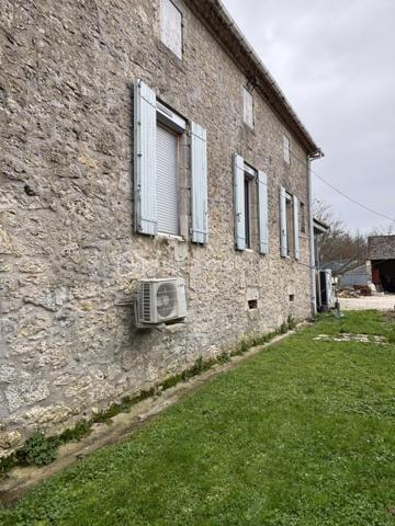 A 15 MNS d' Agen en Nouvelle Aquitaine, maison en pierre de plein pied de 110 m²
Cette maison vous surprend autant par son espace intérieur qu'extérieur.
Vous pouvez profiter :
- de prestations très appréciées comme un spacieux séjour, cuisine équipée et aménagée, climatisation (nuit et jour)
- de l'espace : nombreuses chambres, salle d'eau, wc séparé, rangements
- parking, jardin arboré, nombreuses dépendances (possibilité de cars port) possibilité d'aménager terrasse en continuité de la maison,
- Possibilité de gites (séchoir à tabac)
Lieu dans lequel vous pouvez poser vos valises, qui vous accueille dés à présent
Affaire à saisir !!!