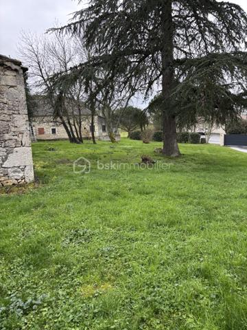 A 15 MNS d' Agen en Nouvelle Aquitaine, maison en pierre de plein pied de 110 m²
Cette maison vous surprend autant par son espace intérieur qu'extérieur.
Vous pouvez profiter :
- de prestations très appréciées comme un spacieux séjour, cuisine équipée et aménagée, climatisation (nuit et jour)
- de l'espace : nombreuses chambres, salle d'eau, wc séparé, rangements
- parking, jardin arboré, nombreuses dépendances (possibilité de cars port) possibilité d'aménager terrasse en continuité de la maison,
- Possibilité de gites (séchoir à tabac)
Lieu dans lequel vous pouvez poser vos valises, qui vous accueille dés à présent
Affaire à saisir !!!