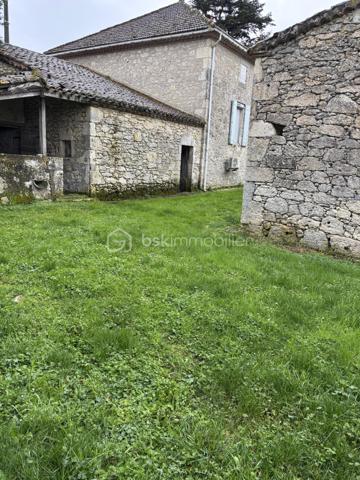 A 15 MNS d' Agen en Nouvelle Aquitaine, maison en pierre de plein pied de 110 m²
Cette maison vous surprend autant par son espace intérieur qu'extérieur.
Vous pouvez profiter :
- de prestations très appréciées comme un spacieux séjour, cuisine équipée et aménagée, climatisation (nuit et jour)
- de l'espace : nombreuses chambres, salle d'eau, wc séparé, rangements
- parking, jardin arboré, nombreuses dépendances (possibilité de cars port) possibilité d'aménager terrasse en continuité de la maison,
- Possibilité de gites (séchoir à tabac)
Lieu dans lequel vous pouvez poser vos valises, qui vous accueille dés à présent
Affaire à saisir !!!