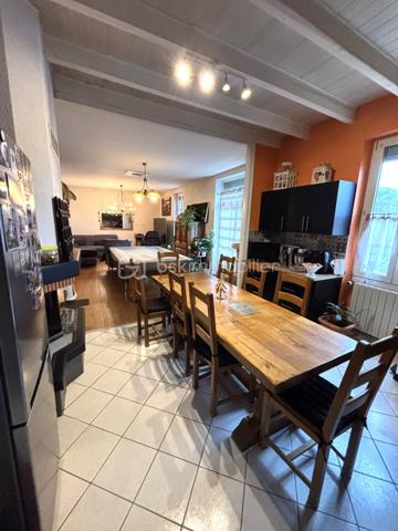 A 15 MNS d' Agen en Nouvelle Aquitaine, maison en pierre de plein pied de 110 m²
Cette maison vous surprend autant par son espace intérieur qu'extérieur.
Vous pouvez profiter :
- de prestations très appréciées comme un spacieux séjour, cuisine équipée et aménagée, climatisation (nuit et jour)
- de l'espace : nombreuses chambres, salle d'eau, wc séparé, rangements
- parking, jardin arboré, nombreuses dépendances (possibilité de cars port) possibilité d'aménager terrasse en continuité de la maison,
- Possibilité de gites (séchoir à tabac)
Lieu dans lequel vous pouvez poser vos valises, qui vous accueille dés à présent
Affaire à saisir !!!