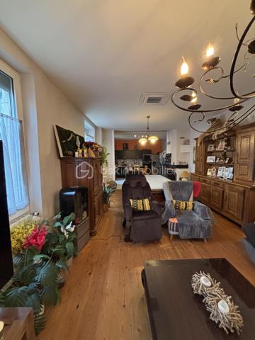 A 15 MNS d' Agen en Nouvelle Aquitaine, maison en pierre de plein pied de 110 m²
Cette maison vous surprend autant par son espace intérieur qu'extérieur.
Vous pouvez profiter :
- de prestations très appréciées comme un spacieux séjour, cuisine équipée et aménagée, climatisation (nuit et jour)
- de l'espace : nombreuses chambres, salle d'eau, wc séparé, rangements
- parking, jardin arboré, nombreuses dépendances (possibilité de cars port) possibilité d'aménager terrasse en continuité de la maison,
- Possibilité de gites (séchoir à tabac)
Lieu dans lequel vous pouvez poser vos valises, qui vous accueille dés à présent
Affaire à saisir !!!