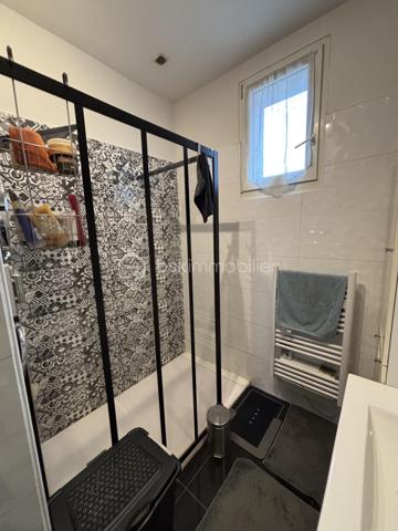 A 15 MNS d' Agen en Nouvelle Aquitaine, maison en pierre de plein pied de 110 m²
Cette maison vous surprend autant par son espace intérieur qu'extérieur.
Vous pouvez profiter :
- de prestations très appréciées comme un spacieux séjour, cuisine équipée et aménagée, climatisation (nuit et jour)
- de l'espace : nombreuses chambres, salle d'eau, wc séparé, rangements
- parking, jardin arboré, nombreuses dépendances (possibilité de cars port) possibilité d'aménager terrasse en continuité de la maison,
- Possibilité de gites (séchoir à tabac)
Lieu dans lequel vous pouvez poser vos valises, qui vous accueille dés à présent
Affaire à saisir !!!