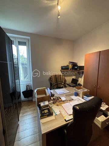 A 15 MNS d' Agen en Nouvelle Aquitaine, maison en pierre de plein pied de 110 m²
Cette maison vous surprend autant par son espace intérieur qu'extérieur.
Vous pouvez profiter :
- de prestations très appréciées comme un spacieux séjour, cuisine équipée et aménagée, climatisation (nuit et jour)
- de l'espace : nombreuses chambres, salle d'eau, wc séparé, rangements
- parking, jardin arboré, nombreuses dépendances (possibilité de cars port) possibilité d'aménager terrasse en continuité de la maison,
- Possibilité de gites (séchoir à tabac)
Lieu dans lequel vous pouvez poser vos valises, qui vous accueille dés à présent
Affaire à saisir !!!