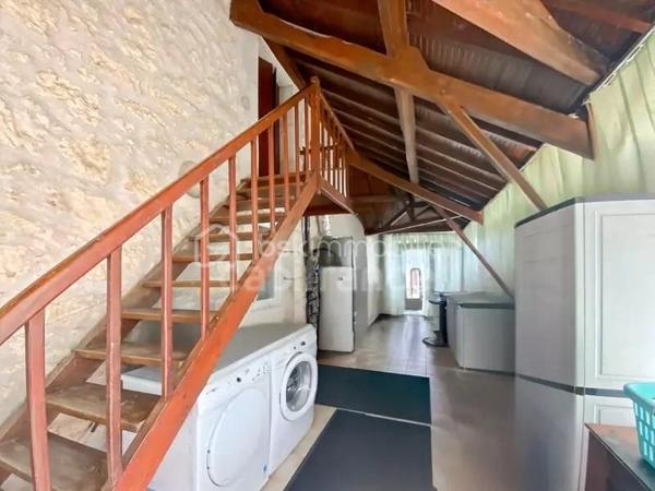 A 15 MNS d' Agen en Nouvelle Aquitaine, maison en pierre de plein pied de 110 m²
Cette maison vous surprend autant par son espace intérieur qu'extérieur.
Vous pouvez profiter :
- de prestations très appréciées comme un spacieux séjour, cuisine équipée et aménagée, climatisation (nuit et jour)
- de l'espace : nombreuses chambres, salle d'eau, wc séparé, rangements
- parking, jardin arboré, nombreuses dépendances (possibilité de cars port) possibilité d'aménager terrasse en continuité de la maison,
- Possibilité de gites (séchoir à tabac)
Lieu dans lequel vous pouvez poser vos valises, qui vous accueille dés à présent
Affaire à saisir !!!