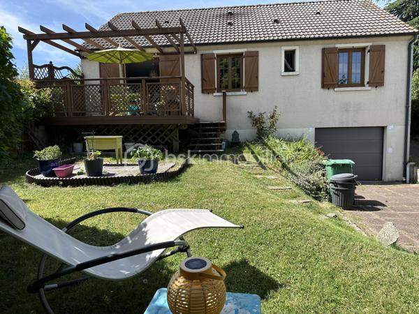 Située à Bornel, cette charmante maison vous offre un havre de paix avec confort et espace. Nichée sur un terrain de 425 m², elle bénéficie d'un environnement calme et sans vis-à-vis. Vivez un quotidien serein à quelques minutes des commodités urbaines.

Cette maison de 81 m² dispose d'un salon séjour lumineux, une cuisine fermé,2 chambres. possibilité de faire une troisième chambre enfant ou un bureau de presque 8m2.
une salle d'eau et un WC séparé.
Bien entretenue, avec double vitrage, PVC, chauffage individuel à l'électricité. 

LE GROS PLUS : UN SOUS SOL TOTAL compartimenté d'un coté garage pour 2 véhicules, un coin buanderie, rangements et une pièce de 17 m2 isolée et chauffée pouvant  faire office de chambre d'amis, salle de jeux, salle cinéma, salle de sport selon vote imagination

Profitez de moments en extérieur grâce à la terrasse parfaitement orientée. Stationnement pour plusieurs  véhicules . Idéale premier achat

Ne manquez pas cette opportunité coup de cœur ! Contactez Christelle ANTONINI pour en savoir plus.