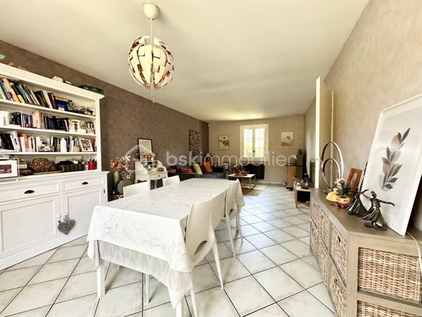 Située à Bornel, cette charmante maison vous offre un havre de paix avec confort et espace. Nichée sur un terrain de 425 m², elle bénéficie d'un environnement calme et sans vis-à-vis. Vivez un quotidien serein à quelques minutes des commodités urbaines.

Cette maison de 81 m² dispose d'un salon séjour lumineux, une cuisine fermé,2 chambres. possibilité de faire une troisième chambre enfant ou un bureau de presque 8m2.
une salle d'eau et un WC séparé.
Bien entretenue, avec double vitrage, PVC, chauffage individuel à l'électricité. 

LE GROS PLUS : UN SOUS SOL TOTAL compartimenté d'un coté garage pour 2 véhicules, un coin buanderie, rangements et une pièce de 17 m2 isolée et chauffée pouvant  faire office de chambre d'amis, salle de jeux, salle cinéma, salle de sport selon vote imagination

Profitez de moments en extérieur grâce à la terrasse parfaitement orientée. Stationnement pour plusieurs  véhicules . Idéale premier achat

Ne manquez pas cette opportunité coup de cœur ! Contactez Christelle ANTONINI pour en savoir plus.