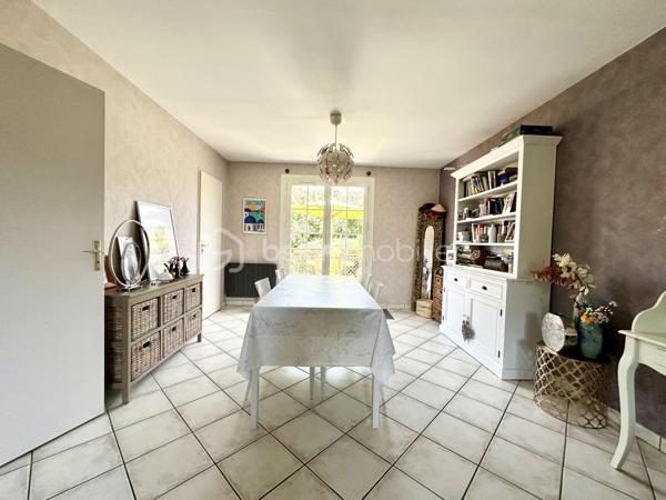 Située à Bornel, cette charmante maison vous offre un havre de paix avec confort et espace. Nichée sur un terrain de 425 m², elle bénéficie d'un environnement calme et sans vis-à-vis. Vivez un quotidien serein à quelques minutes des commodités urbaines.

Cette maison de 81 m² dispose d'un salon séjour lumineux, une cuisine fermé,2 chambres. possibilité de faire une troisième chambre enfant ou un bureau de presque 8m2.
une salle d'eau et un WC séparé.
Bien entretenue, avec double vitrage, PVC, chauffage individuel à l'électricité. 

LE GROS PLUS : UN SOUS SOL TOTAL compartimenté d'un coté garage pour 2 véhicules, un coin buanderie, rangements et une pièce de 17 m2 isolée et chauffée pouvant  faire office de chambre d'amis, salle de jeux, salle cinéma, salle de sport selon vote imagination

Profitez de moments en extérieur grâce à la terrasse parfaitement orientée. Stationnement pour plusieurs  véhicules . Idéale premier achat

Ne manquez pas cette opportunité coup de cœur ! Contactez Christelle ANTONINI pour en savoir plus.