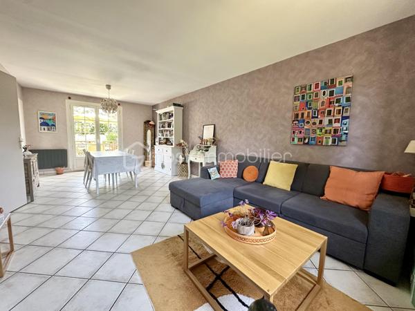 Située à Bornel, cette charmante maison vous offre un havre de paix avec confort et espace. Nichée sur un terrain de 425 m², elle bénéficie d'un environnement calme et sans vis-à-vis. Vivez un quotidien serein à quelques minutes des commodités urbaines.

Cette maison de 81 m² dispose d'un salon séjour lumineux, une cuisine fermé,2 chambres. possibilité de faire une troisième chambre enfant ou un bureau de presque 8m2.
une salle d'eau et un WC séparé.
Bien entretenue, avec double vitrage, PVC, chauffage individuel à l'électricité. 

LE GROS PLUS : UN SOUS SOL TOTAL compartimenté d'un coté garage pour 2 véhicules, un coin buanderie, rangements et une pièce de 17 m2 isolée et chauffée pouvant  faire office de chambre d'amis, salle de jeux, salle cinéma, salle de sport selon vote imagination

Profitez de moments en extérieur grâce à la terrasse parfaitement orientée. Stationnement pour plusieurs  véhicules . Idéale premier achat

Ne manquez pas cette opportunité coup de cœur ! Contactez Christelle ANTONINI pour en savoir plus.