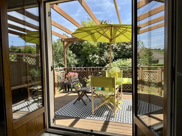 Située à Bornel, cette charmante maison vous offre un havre de paix avec confort et espace. Nichée sur un terrain de 425 m², elle bénéficie d'un environnement calme et sans vis-à-vis. Vivez un quotidien serein à quelques minutes des commodités urbaines.

Cette maison de 81 m² dispose d'un salon séjour lumineux, une cuisine fermé,2 chambres. possibilité de faire une troisième chambre enfant ou un bureau de presque 8m2.
une salle d'eau et un WC séparé.
Bien entretenue, avec double vitrage, PVC, chauffage individuel à l'électricité. 

LE GROS PLUS : UN SOUS SOL TOTAL compartimenté d'un coté garage pour 2 véhicules, un coin buanderie, rangements et une pièce de 17 m2 isolée et chauffée pouvant  faire office de chambre d'amis, salle de jeux, salle cinéma, salle de sport selon vote imagination

Profitez de moments en extérieur grâce à la terrasse parfaitement orientée. Stationnement pour plusieurs  véhicules . Idéale premier achat

Ne manquez pas cette opportunité coup de cœur ! Contactez Christelle ANTONINI pour en savoir plus.