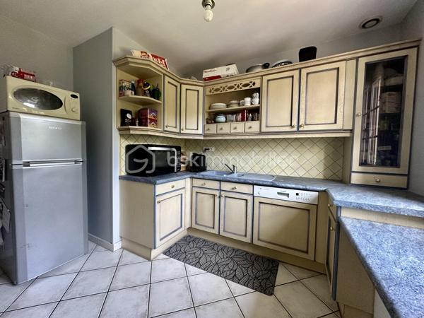 Située à Bornel, cette charmante maison vous offre un havre de paix avec confort et espace. Nichée sur un terrain de 425 m², elle bénéficie d'un environnement calme et sans vis-à-vis. Vivez un quotidien serein à quelques minutes des commodités urbaines.

Cette maison de 81 m² dispose d'un salon séjour lumineux, une cuisine fermé,2 chambres. possibilité de faire une troisième chambre enfant ou un bureau de presque 8m2.
une salle d'eau et un WC séparé.
Bien entretenue, avec double vitrage, PVC, chauffage individuel à l'électricité. 

LE GROS PLUS : UN SOUS SOL TOTAL compartimenté d'un coté garage pour 2 véhicules, un coin buanderie, rangements et une pièce de 17 m2 isolée et chauffée pouvant  faire office de chambre d'amis, salle de jeux, salle cinéma, salle de sport selon vote imagination

Profitez de moments en extérieur grâce à la terrasse parfaitement orientée. Stationnement pour plusieurs  véhicules . Idéale premier achat

Ne manquez pas cette opportunité coup de cœur ! Contactez Christelle ANTONINI pour en savoir plus.
