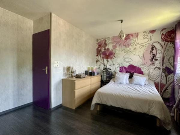 Située à Bornel, cette charmante maison vous offre un havre de paix avec confort et espace. Nichée sur un terrain de 425 m², elle bénéficie d'un environnement calme et sans vis-à-vis. Vivez un quotidien serein à quelques minutes des commodités urbaines.

Cette maison de 81 m² dispose d'un salon séjour lumineux, une cuisine fermé,2 chambres. possibilité de faire une troisième chambre enfant ou un bureau de presque 8m2.
une salle d'eau et un WC séparé.
Bien entretenue, avec double vitrage, PVC, chauffage individuel à l'électricité. 

LE GROS PLUS : UN SOUS SOL TOTAL compartimenté d'un coté garage pour 2 véhicules, un coin buanderie, rangements et une pièce de 17 m2 isolée et chauffée pouvant  faire office de chambre d'amis, salle de jeux, salle cinéma, salle de sport selon vote imagination

Profitez de moments en extérieur grâce à la terrasse parfaitement orientée. Stationnement pour plusieurs  véhicules . Idéale premier achat

Ne manquez pas cette opportunité coup de cœur ! Contactez Christelle ANTONINI pour en savoir plus.