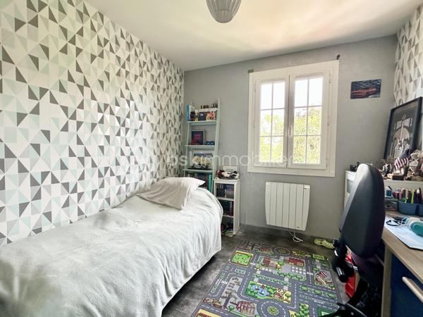 Située à Bornel, cette charmante maison vous offre un havre de paix avec confort et espace. Nichée sur un terrain de 425 m², elle bénéficie d'un environnement calme et sans vis-à-vis. Vivez un quotidien serein à quelques minutes des commodités urbaines.

Cette maison de 81 m² dispose d'un salon séjour lumineux, une cuisine fermé,2 chambres. possibilité de faire une troisième chambre enfant ou un bureau de presque 8m2.
une salle d'eau et un WC séparé.
Bien entretenue, avec double vitrage, PVC, chauffage individuel à l'électricité. 

LE GROS PLUS : UN SOUS SOL TOTAL compartimenté d'un coté garage pour 2 véhicules, un coin buanderie, rangements et une pièce de 17 m2 isolée et chauffée pouvant  faire office de chambre d'amis, salle de jeux, salle cinéma, salle de sport selon vote imagination

Profitez de moments en extérieur grâce à la terrasse parfaitement orientée. Stationnement pour plusieurs  véhicules . Idéale premier achat

Ne manquez pas cette opportunité coup de cœur ! Contactez Christelle ANTONINI pour en savoir plus.