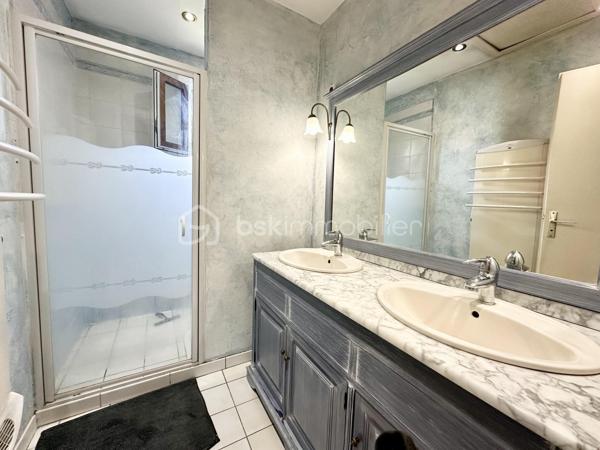 Située à Bornel, cette charmante maison vous offre un havre de paix avec confort et espace. Nichée sur un terrain de 425 m², elle bénéficie d'un environnement calme et sans vis-à-vis. Vivez un quotidien serein à quelques minutes des commodités urbaines.

Cette maison de 81 m² dispose d'un salon séjour lumineux, une cuisine fermé,2 chambres. possibilité de faire une troisième chambre enfant ou un bureau de presque 8m2.
une salle d'eau et un WC séparé.
Bien entretenue, avec double vitrage, PVC, chauffage individuel à l'électricité. 

LE GROS PLUS : UN SOUS SOL TOTAL compartimenté d'un coté garage pour 2 véhicules, un coin buanderie, rangements et une pièce de 17 m2 isolée et chauffée pouvant  faire office de chambre d'amis, salle de jeux, salle cinéma, salle de sport selon vote imagination

Profitez de moments en extérieur grâce à la terrasse parfaitement orientée. Stationnement pour plusieurs  véhicules . Idéale premier achat

Ne manquez pas cette opportunité coup de cœur ! Contactez Christelle ANTONINI pour en savoir plus.