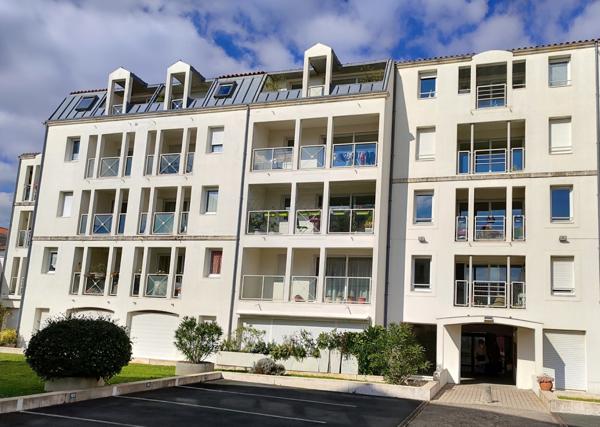 La Rochelle (17000) DERNIER ETAGE – Appartement 3 Pièces avec Balcon et Parking – La Rochelle Centre