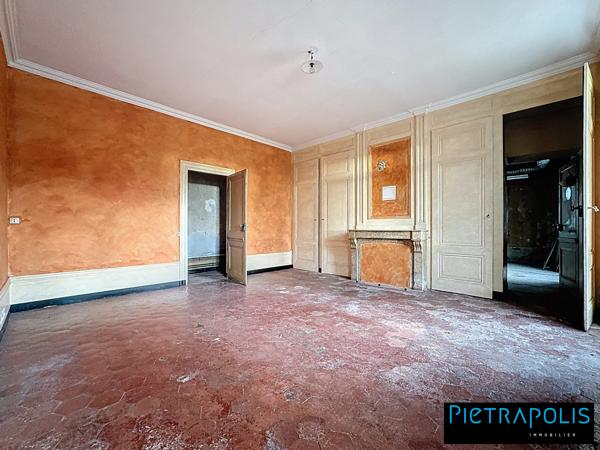 Maison de 320m² à rénover sur une parcelle de 5249m2 et dépendances