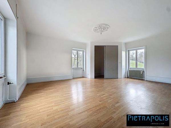 Maison de 320m² à rénover sur une parcelle de 5249m2 et dépendances