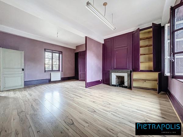 Maison de 320m² à rénover sur une parcelle de 5249m2 et dépendances