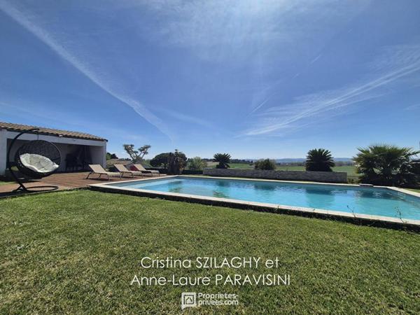 Grande maison de plain-pied avec garage et piscine