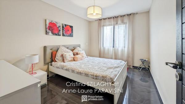 Grande maison de plain-pied avec garage et piscine