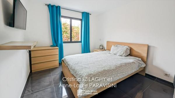 Grande maison de plain-pied avec garage et piscine