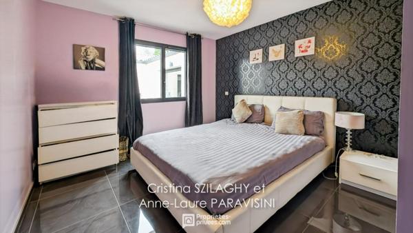 Grande maison de plain-pied avec garage et piscine