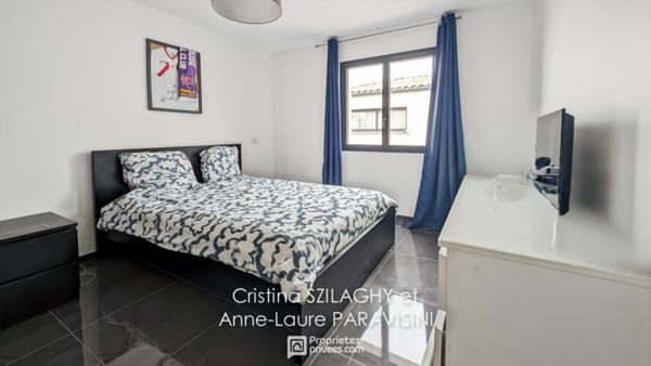 Grande maison de plain-pied avec garage et piscine