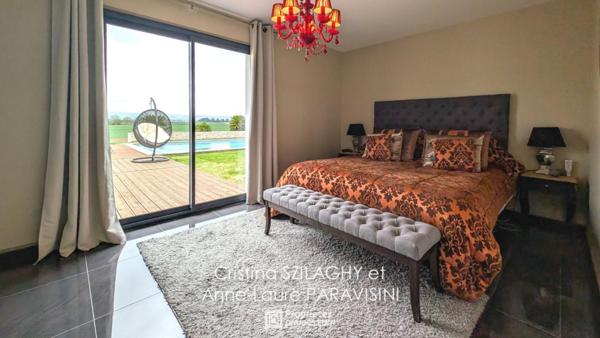 Grande maison de plain-pied avec garage et piscine