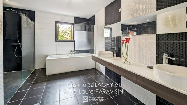 Grande maison de plain-pied avec garage et piscine