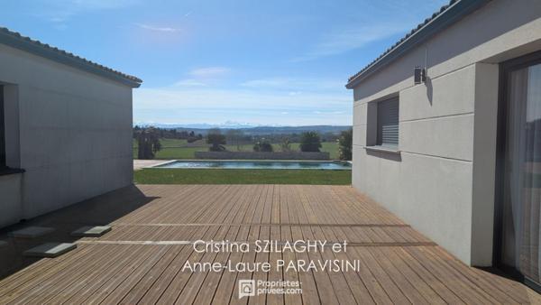 Grande maison de plain-pied avec garage et piscine