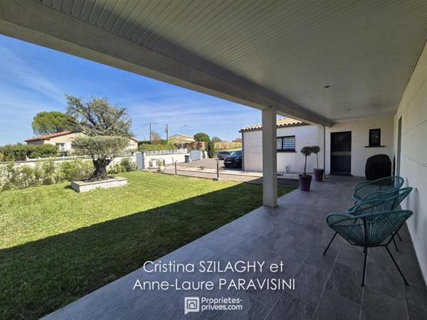 Grande maison de plain-pied avec garage et piscine