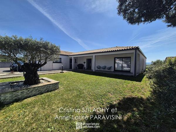 Grande maison de plain-pied avec garage et piscine